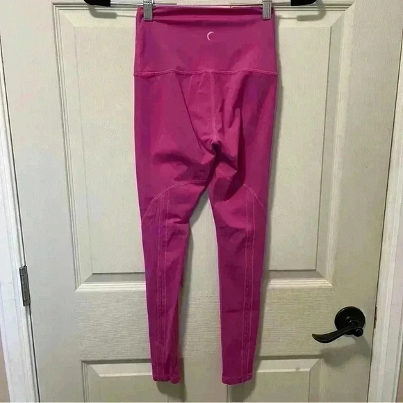 Zyia Magenta Women's Mid Calf Leggings Sz 2 - Picture 1 of 9